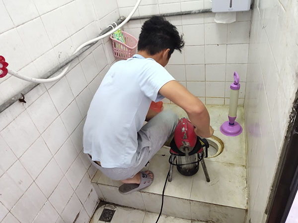 灌南管道堵塞冒臭气 专业师傅现场解决问题