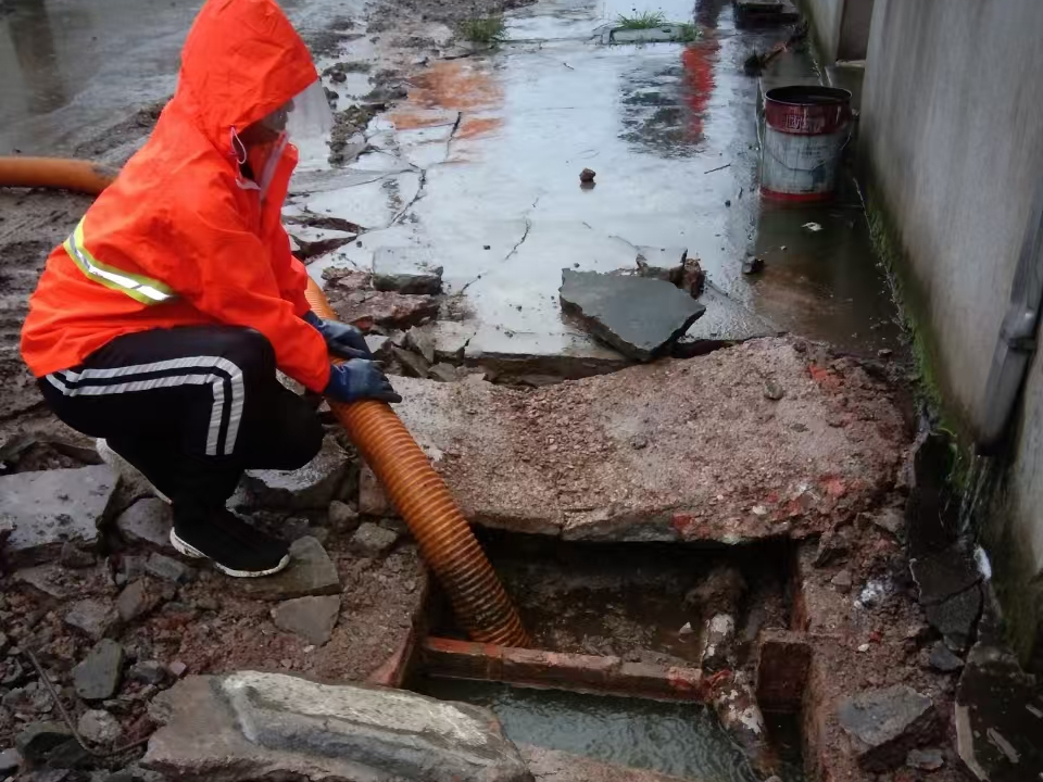 灌南专业清理污水池 炜誉市政以规范流程守护城市 “肠道”