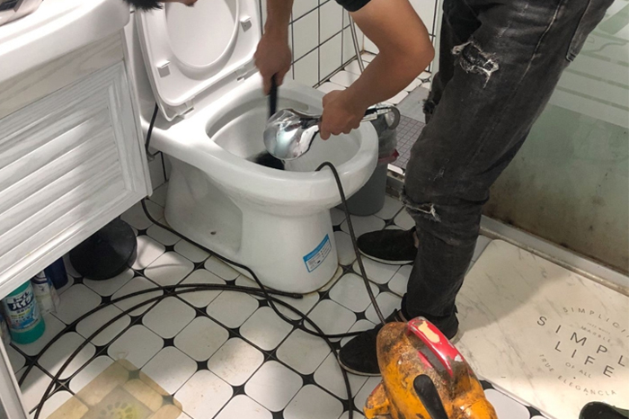 灌南马桶堵塞自己疏通还是找师傅?专业上门服务让你省时更省心